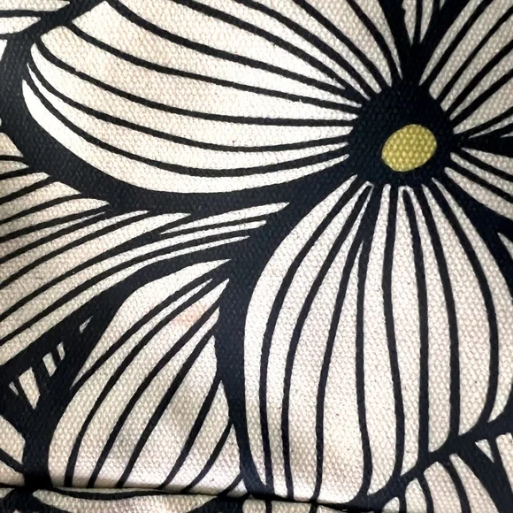 Good conditionPetunia Pickle Bottom PBB Crossbody Clutch (discontinued model) - Picture 4 of 9